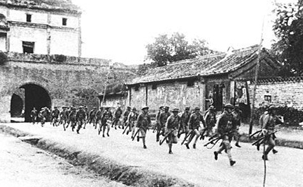 驻守北平宛平城的中国 军队奔赴卢沟桥抵抗日军