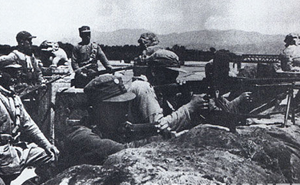 中国军队在卢沟桥抗击日军的进攻。
