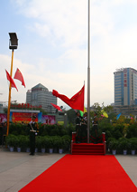 西宁市2015年国庆节升国旗仪式_r1_c2.jpg